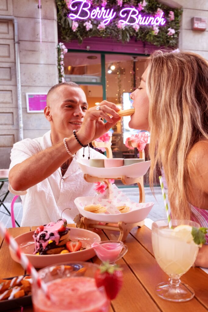 Pareja disfrutando de Berry Brunch