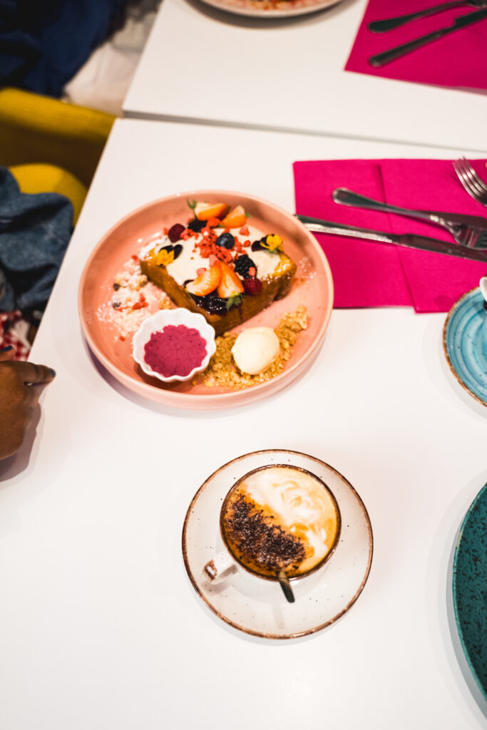 Plato en carta de berry brunch, un famoso lugar de brunch y desayuno en barcelona
