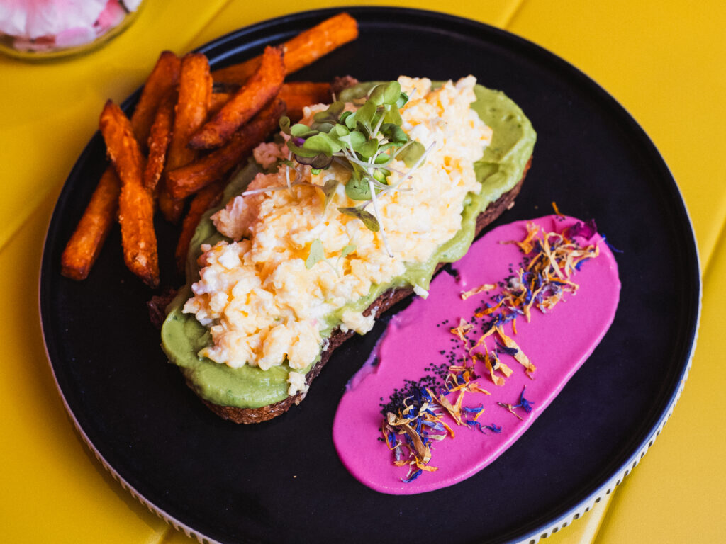 Tostada de huevos salvajes de Berry brunch en Barcelona