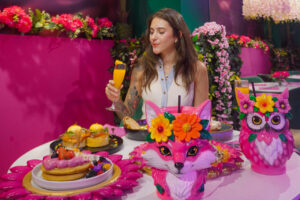 chica disfrutando del brunch
