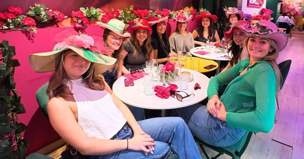 Grupo de amigas celebrando una despedida de soltera en Barcelona con torres de mimosas y pancakes en el restaurante Berry Brunch del Eixample.