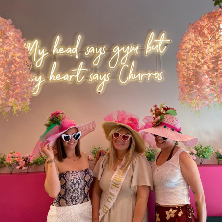 Clientas satisfechas disfryytando de su cumpleaños en Berry Brunch Barcelona